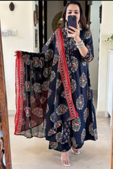 Look straight out of a dreamy movie set as  you turn around and walk in this elegant flaired suit ! The perfect of traditional wear